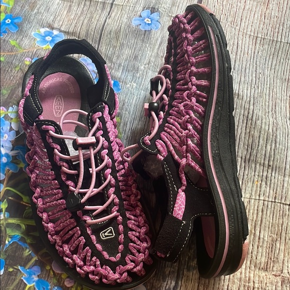 KEEN Women's Pink and Black Sandals - Picture 6 of 8